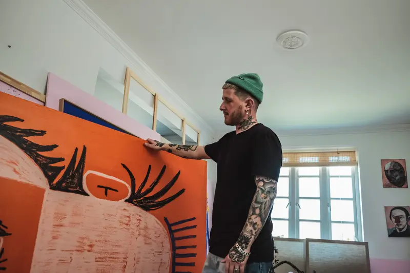 Kunstner udforsker det personlige univers og vil bryde normer i kunsten
