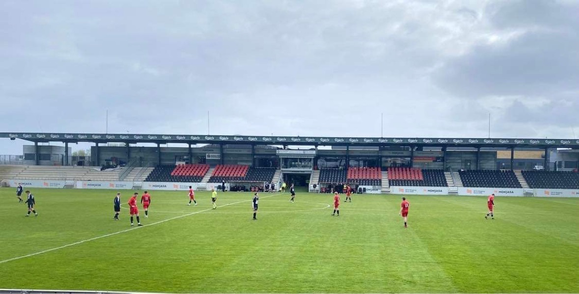 Lokalopgør mellem Fredericia Gymnasium og IBC Fredericia-Middelfart skabte intens spænding både på banen og blandt tilskuere