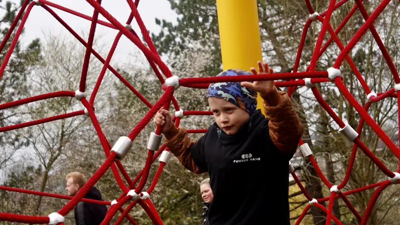 Madsby Legepark fejrede åbning af nyt klatretårn med glade børnefamilier