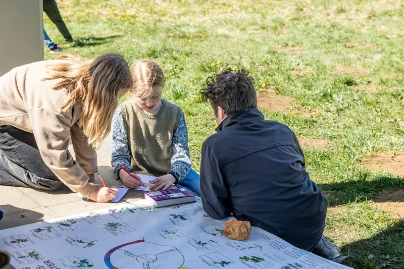Hydrofon, bonzaitråd og et citizen science projekt om flåterAlle sanser er i spil, når 4. og 5.klasser mødes på Skamlingsbanken 26. maj