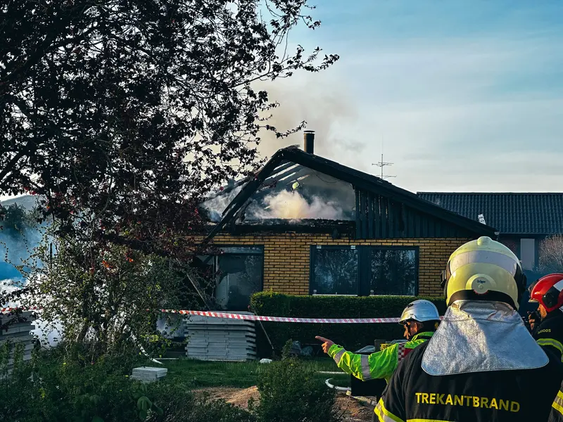 Større brandindsats for at nedkæmpe antændt tag