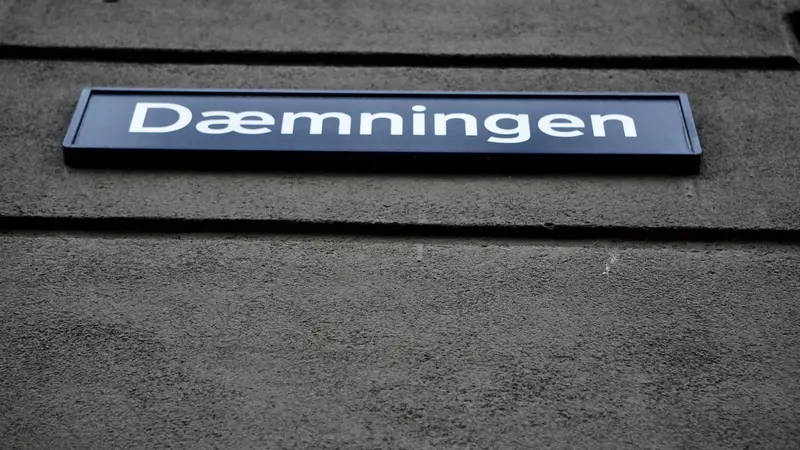 Mand eskorteret væk fra beværtning af politiet