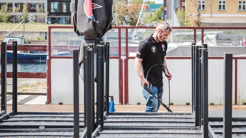 5 pølsevogne og 5 børn: Nu sadler Tommy om