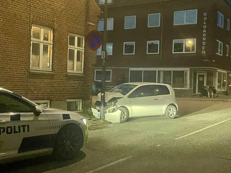 En person kørt på skadestuen efter færdselsuheld