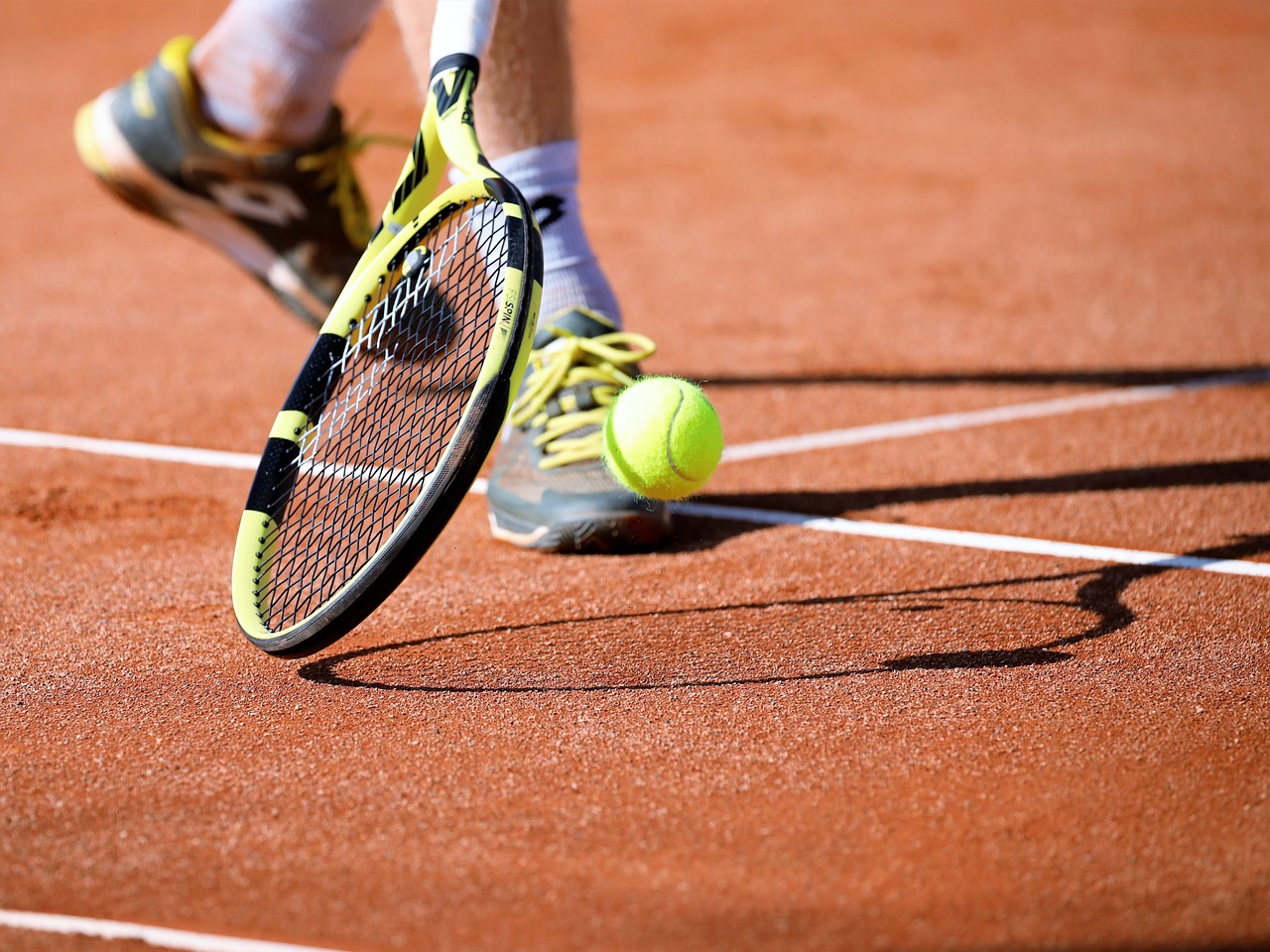 Holger Rune triumferer i hjertebankende Wimbledon-kamp: En tiebreak-sejr sendte danskeren videre i turneringen