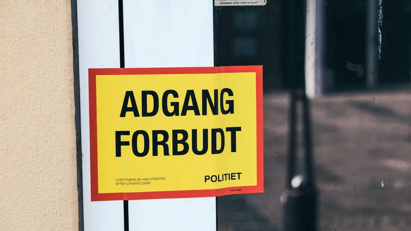 I nat raserede en mystisk brand en telefonbutik i Danmarksgade - politiet efterforsker