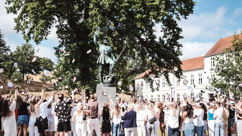Huerne blev kastet: Studenter dansede om Landsoldaten