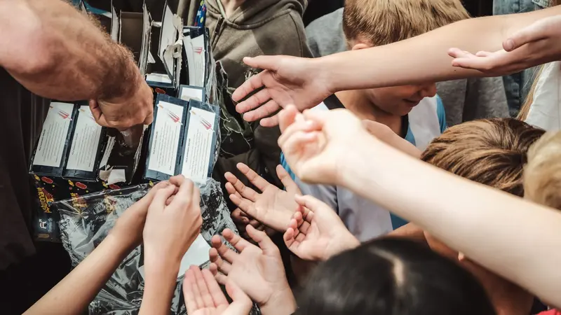 Skønsang, is og sommerglæde: Børn fra Sct. Knuds Skole & Børnehave synger ferien ind på Rådhuspladsen