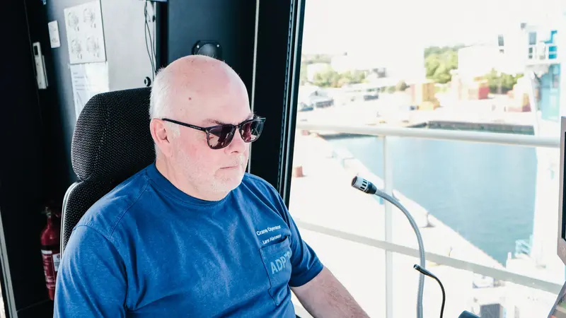Havnen oppefra: Kom med kranfører veteran Lars Hansen på job