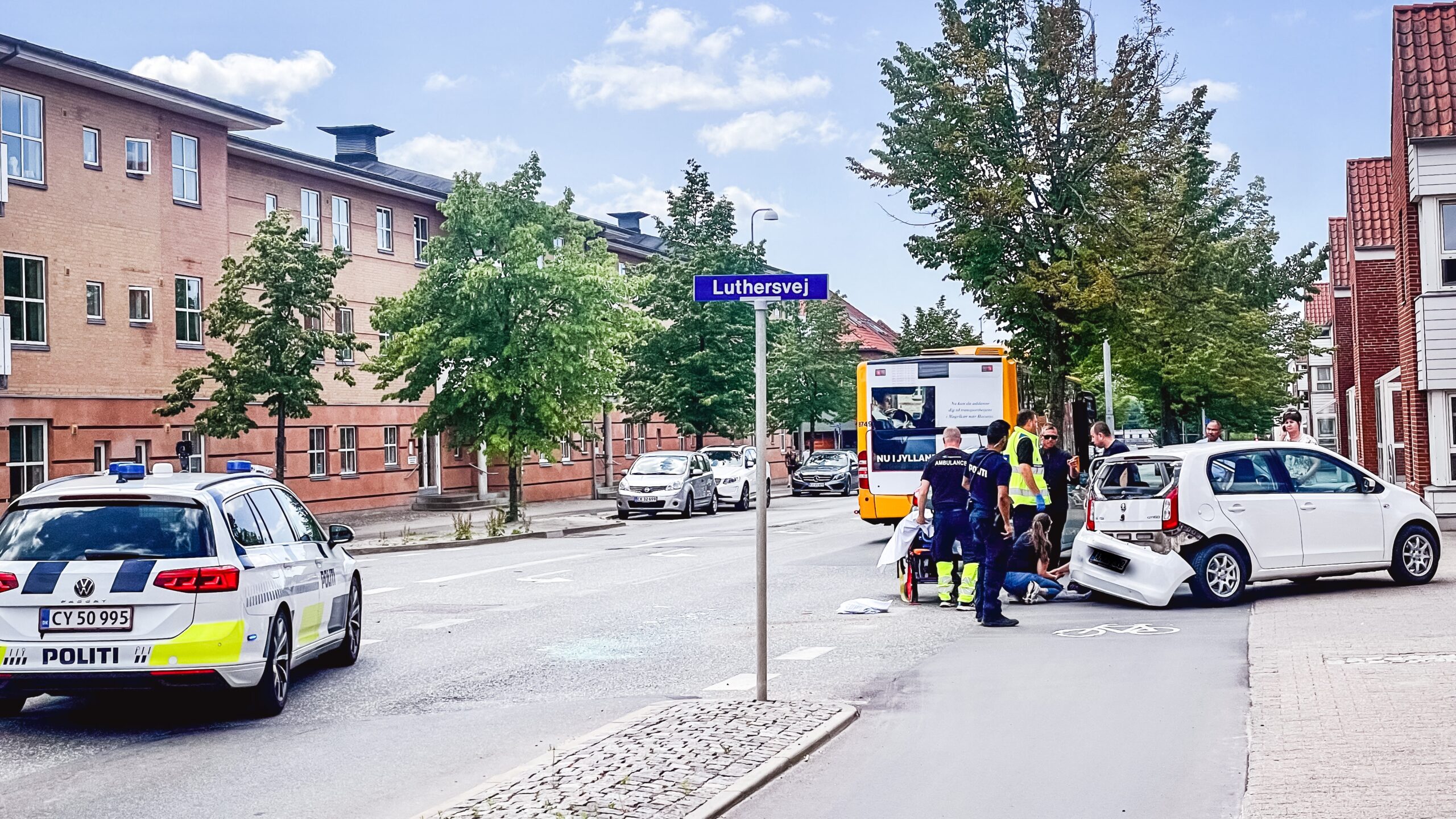 Trafikulykke på Vesterbrogade: Personbil og bus involveret
