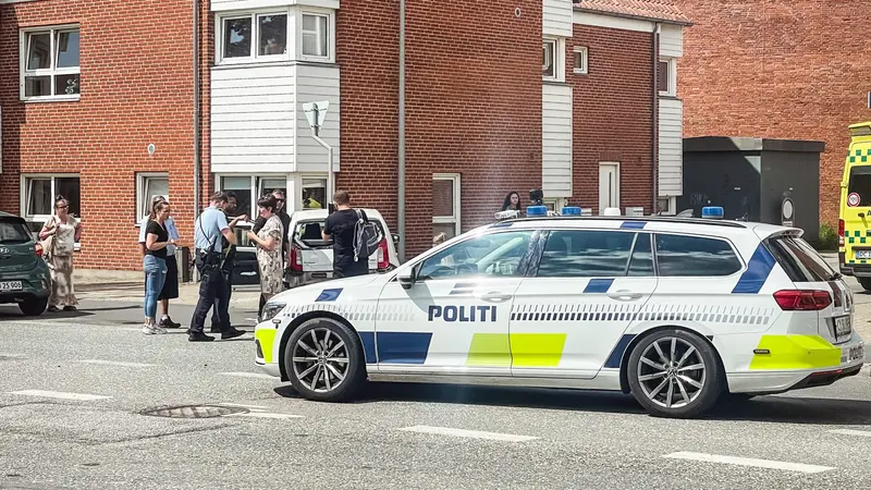 En person kørt på skadestuen efter kollision mellem bus og personbil