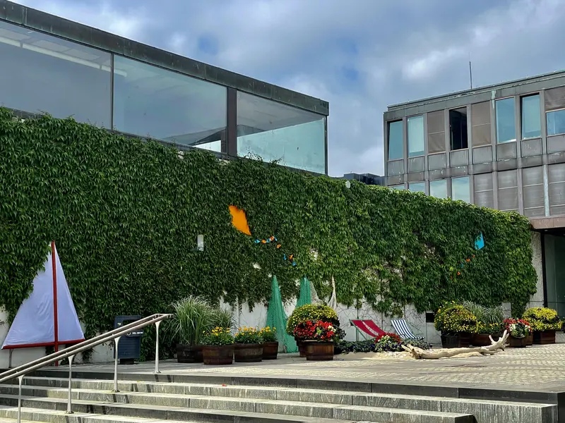 Fredericia blomstrer op med blomsterkugler og strandmiljø i centrum