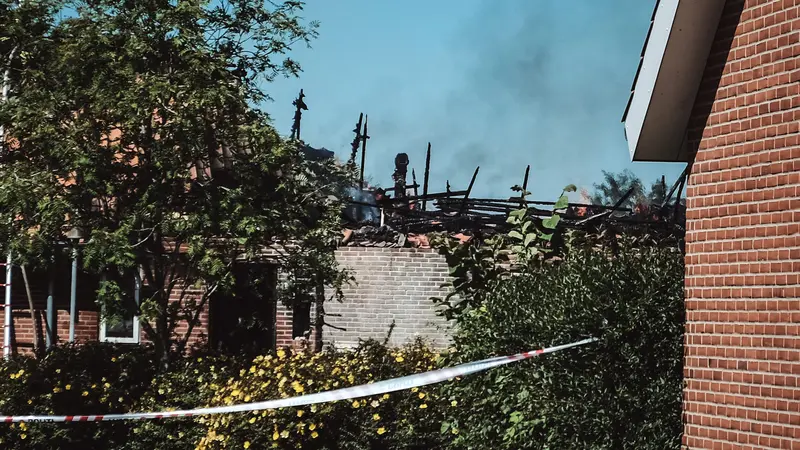 Hurtig indsats forhindrer flammehav: 78-årig med ukrudtsbrænder starter brand i rækkehuse i Skærbæk
