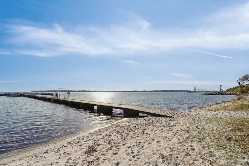 Ugens Bolig: Et stenkast fra havet