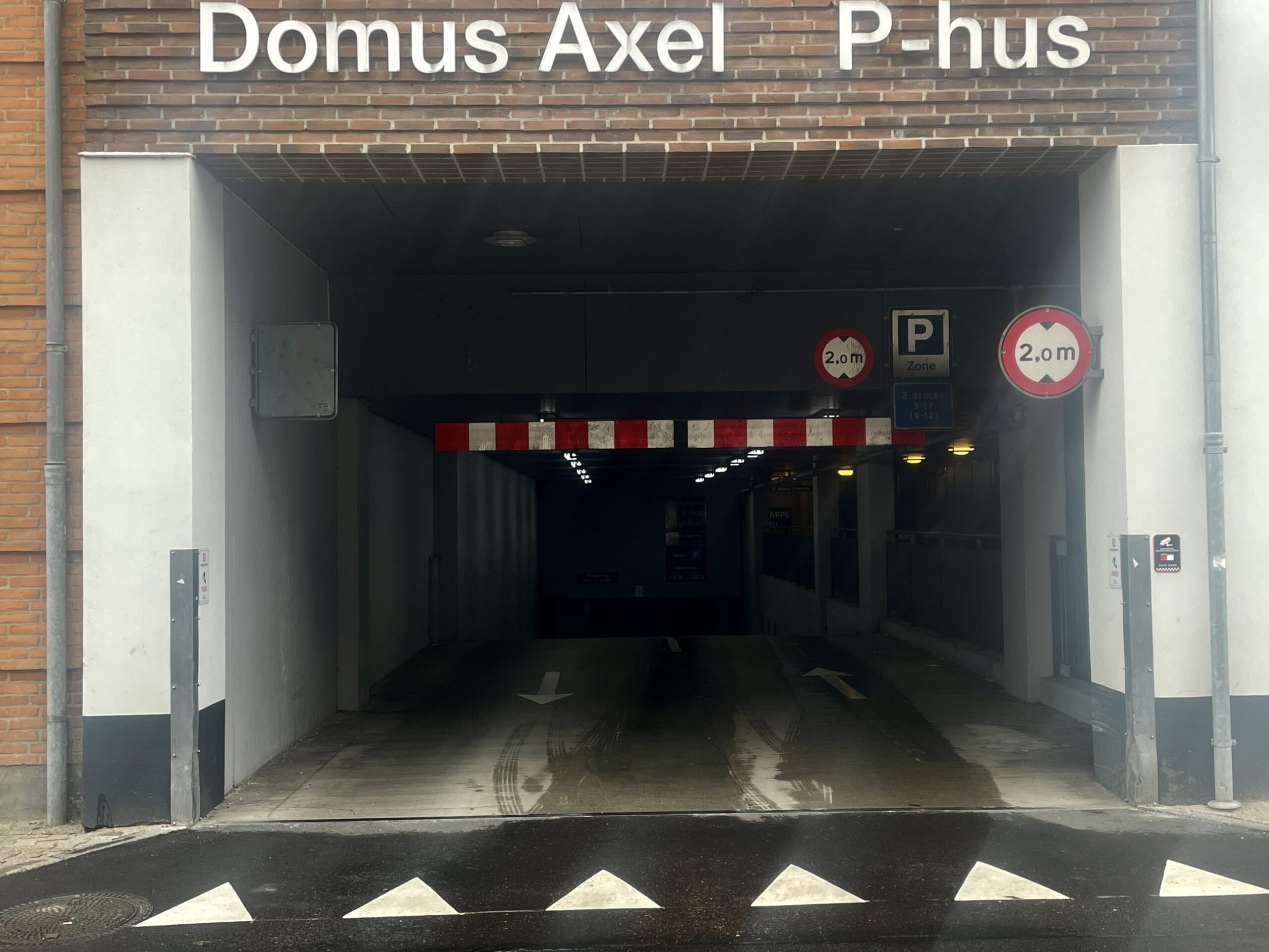 Kommunal fejltagelse: Ensrettet indkørsel til Domus Axel uden forudgående aftale
