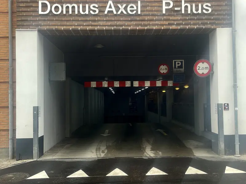 Kommunal fejltagelse: Ensrettet indkørsel til Domus Axel uden forudgående aftale