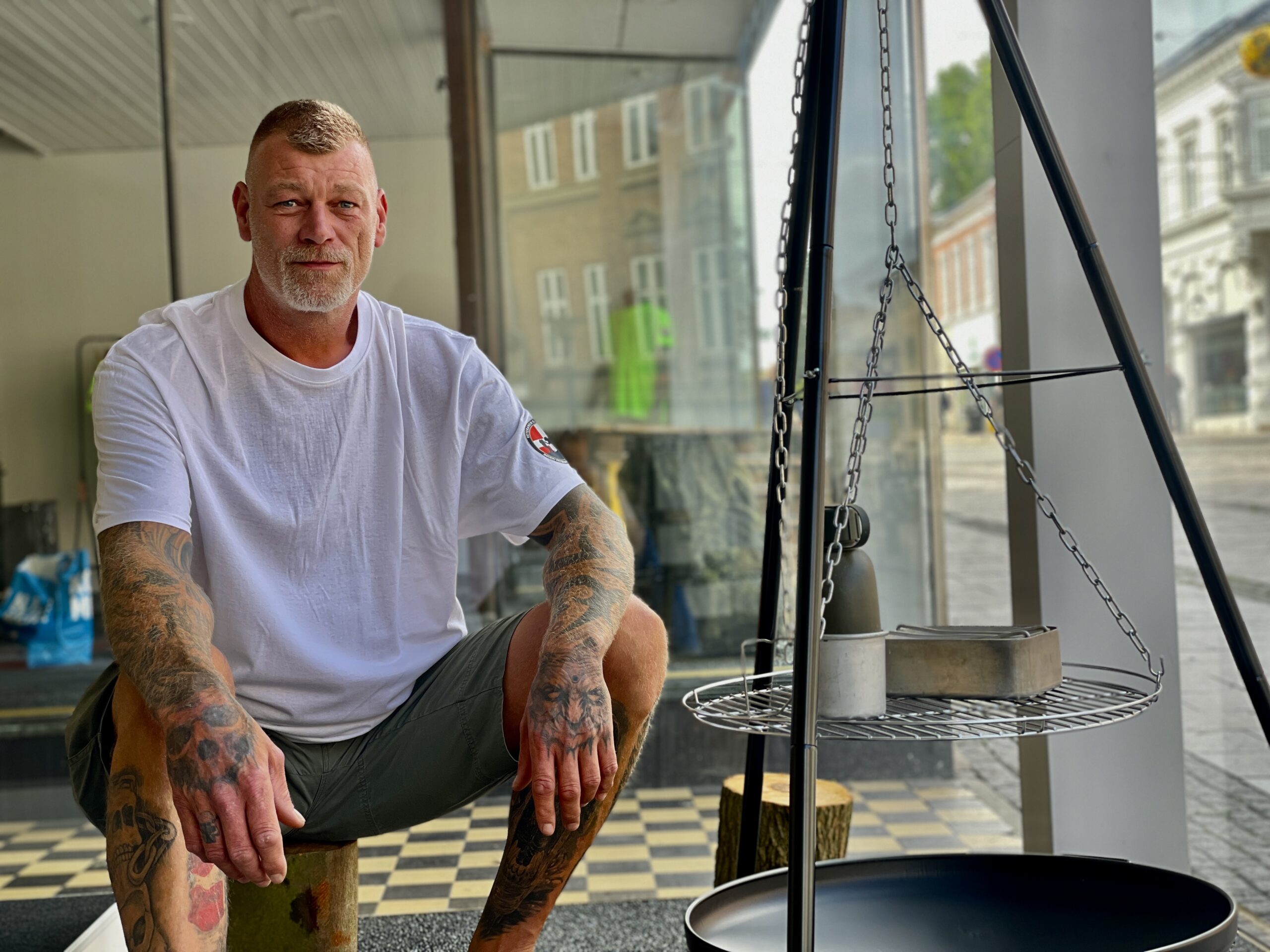 Claus vil hjælpe veteraner, men forfølges af eks-kærester