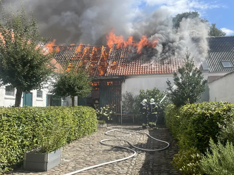 Bygning i Dronningensgade står i flammer