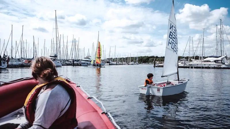 Sejlsportens ungdomsglæde: Middelfart Sejlklubs Sommercamp fyrer hver sommer op under passionen og fællesskab på vandet