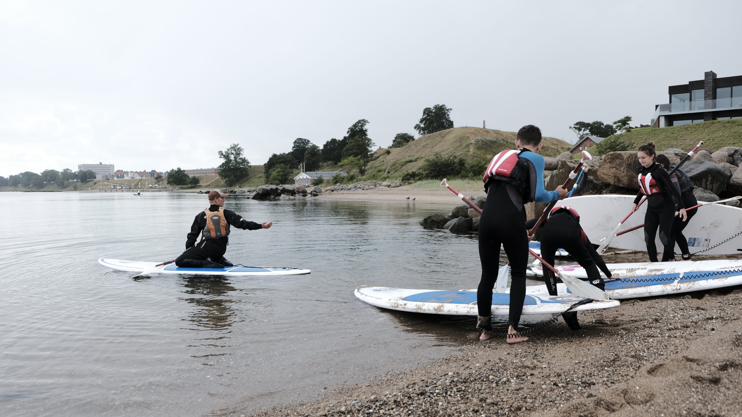 Bølger af begejstring: Unge i Fredericia SUP-boarder med Sune Østergaard i F**Weeks