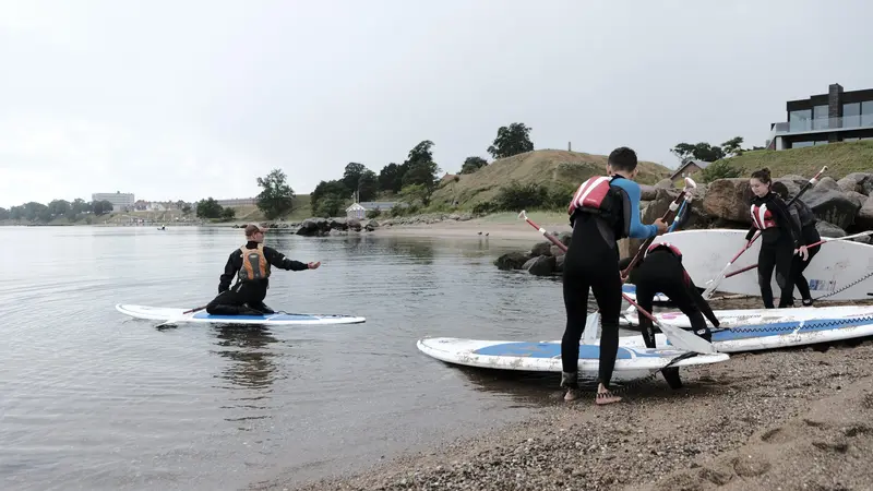 Bølger af begejstring: Unge i Fredericia SUP-boarder med Sune Østergaard i F**Weeks