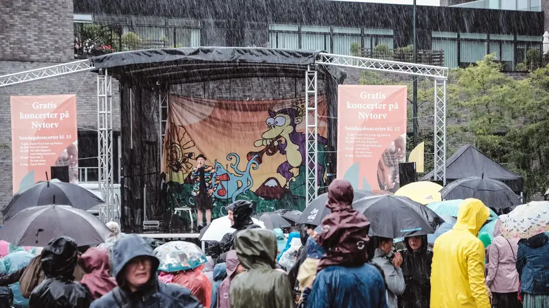 Regn eller ej, Mek Pek's Åh Abe Show sætter farver på en grå søndag i Middelfart