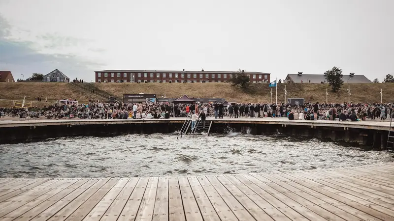 Katinka åbner årets Cirkelbrokoncerter: Solo, sårbarhed og stærk stemme ved Østerstrand