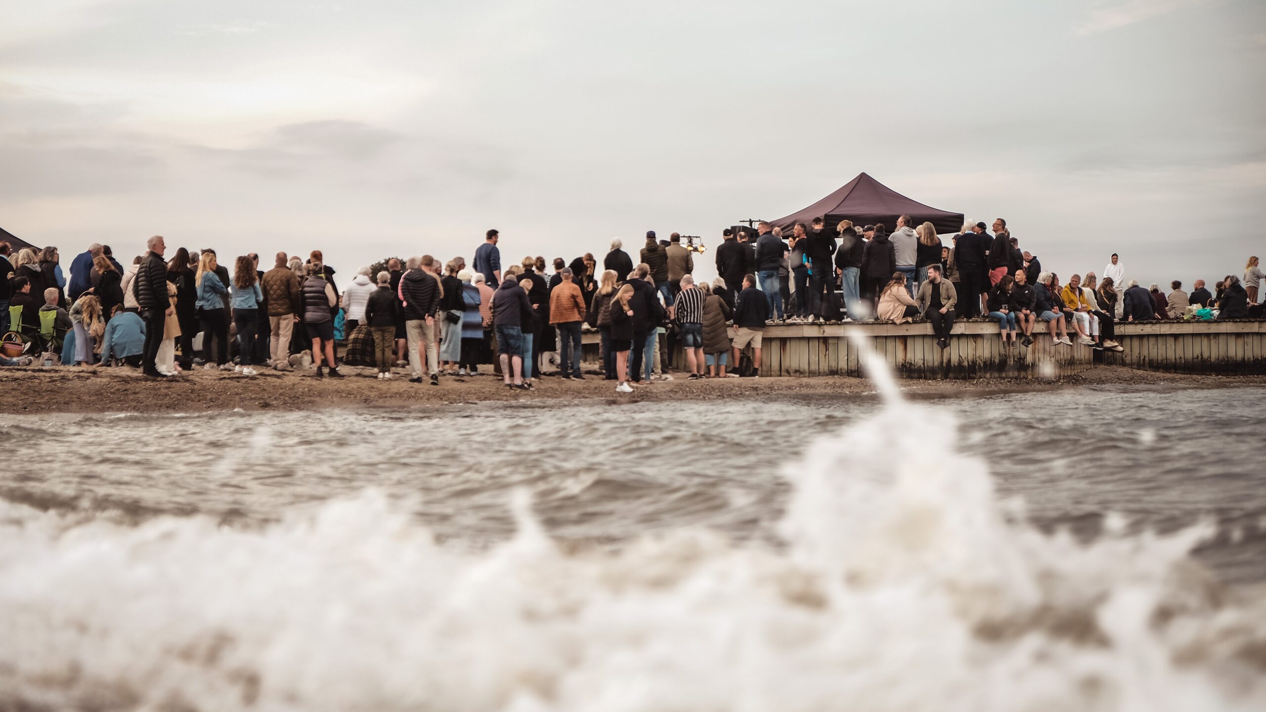 Stemningsfuld Sankt Hans ved Østerstrand: Urbania Beach Bar inviterer til bål og sommerhygge