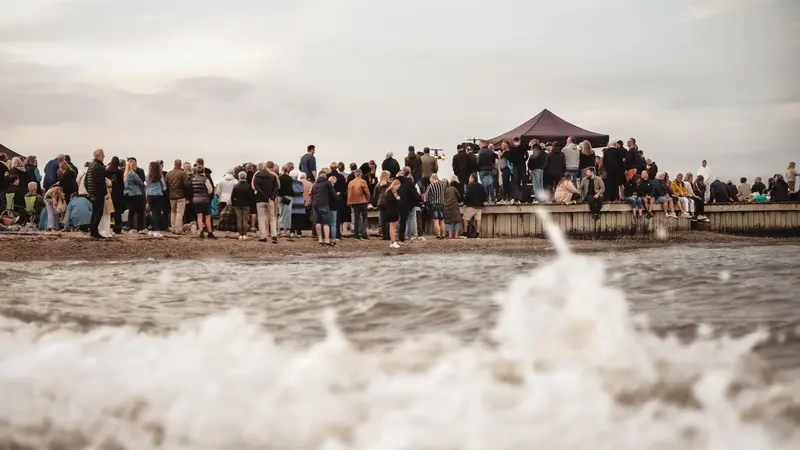 Stemningsfuld Sankt Hans ved Østerstrand: Urbania Beach Bar inviterer til bål og sommerhygge