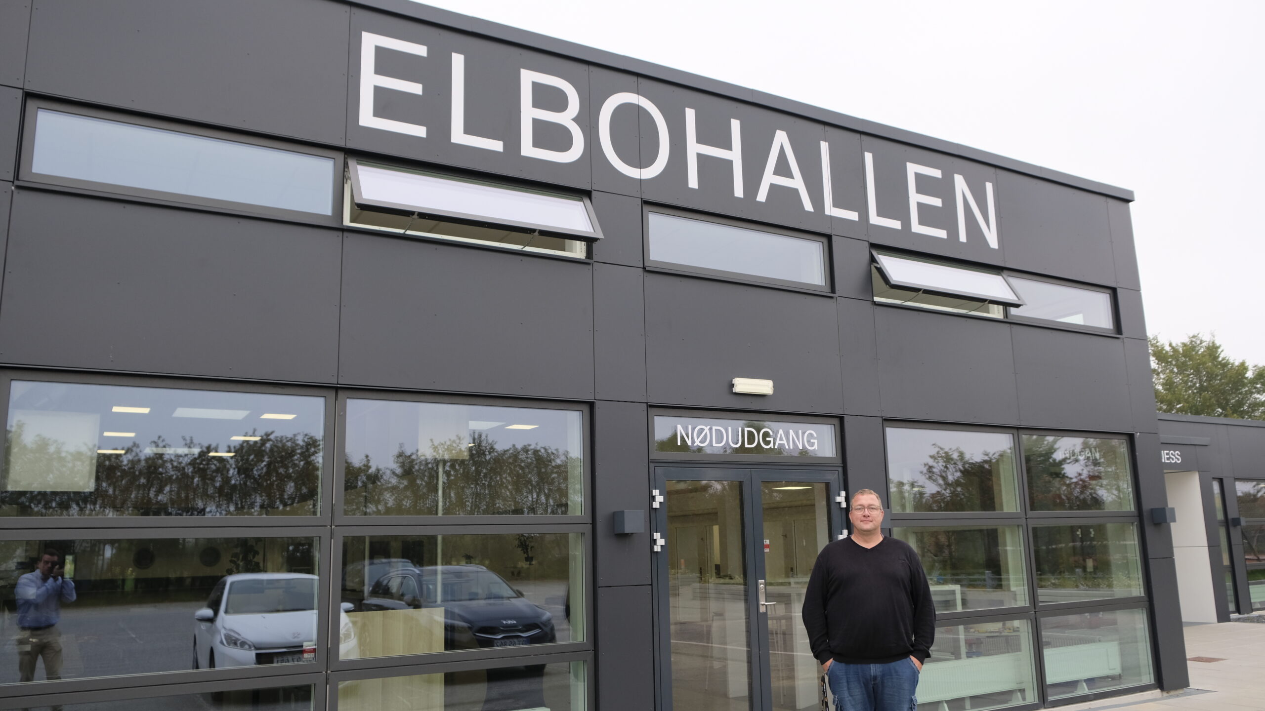 Kim tager hånd om Elbohallen
