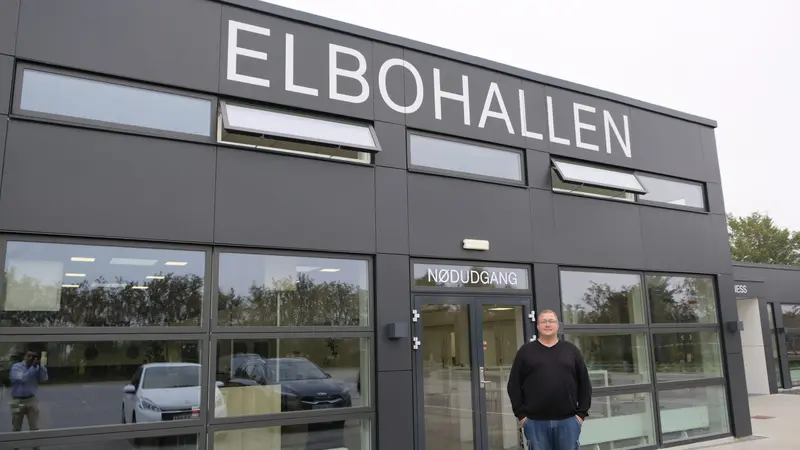 Kim tager hånd om Elbohallen