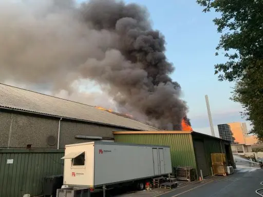 Mandskab fra fire brandstationer bekæmper industribrand