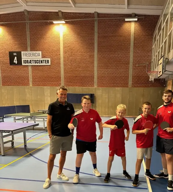Bank gav 35 nye spillertrøjer til bordtennisklub