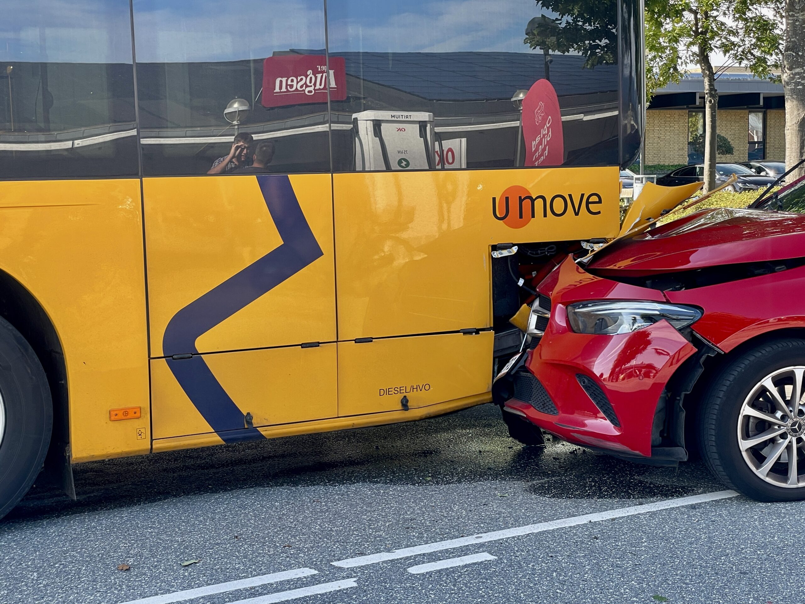 Personbil kørte ind i elbus