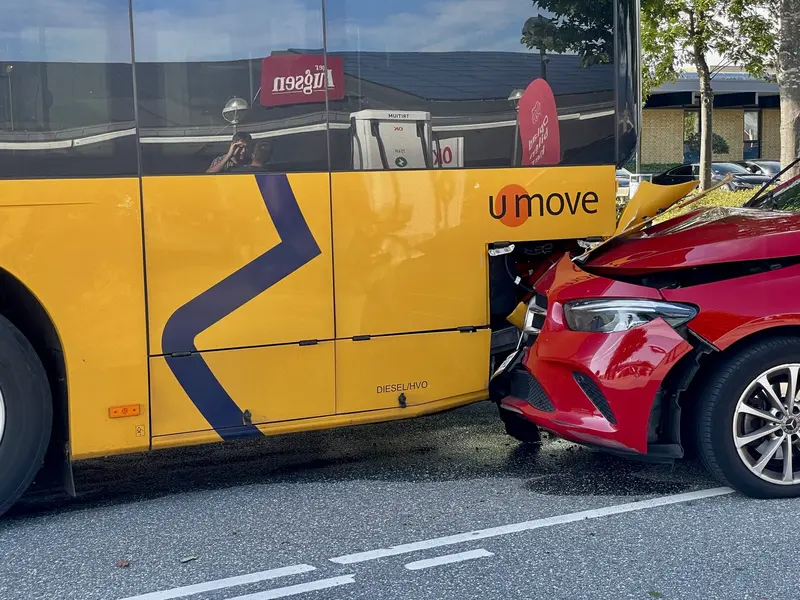Personbil kørte ind i elbus