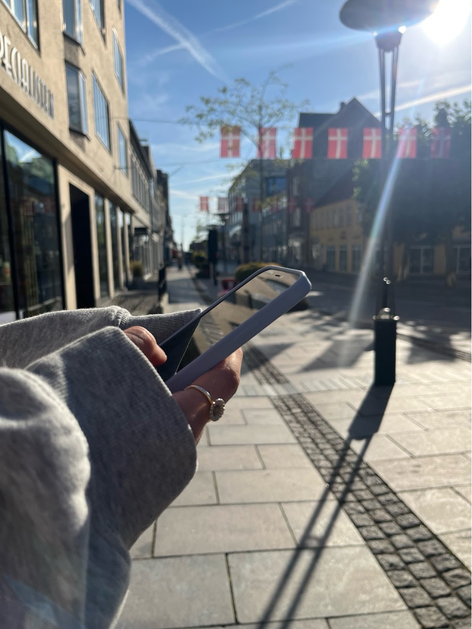 Skole tager mobiltelefoner for at styrke det sociale miljø