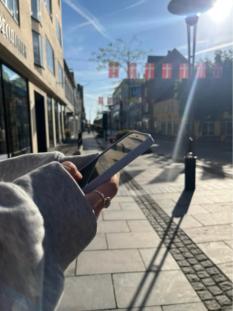 Skole tager mobiltelefoner for at styrke det sociale miljø