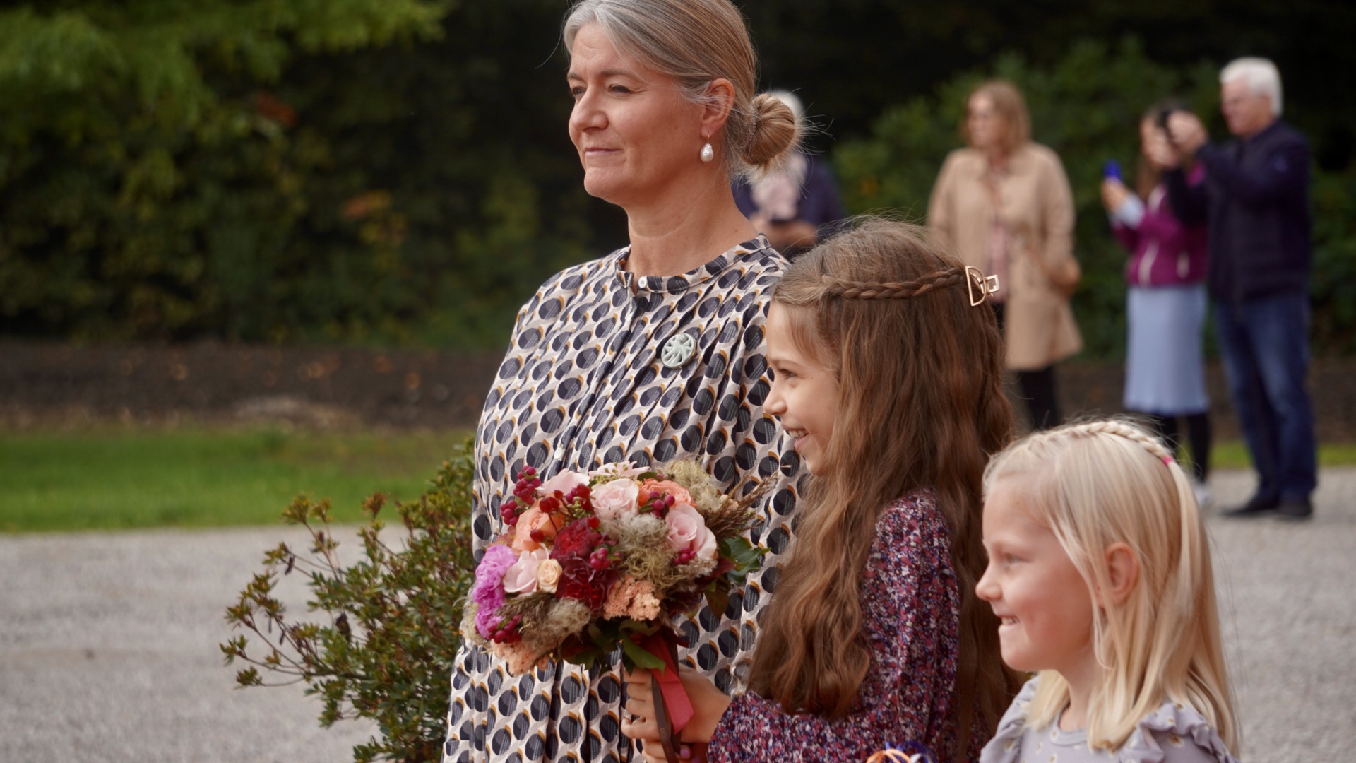 Hannah og Elvira overrakte blomster og gave til Dronningen