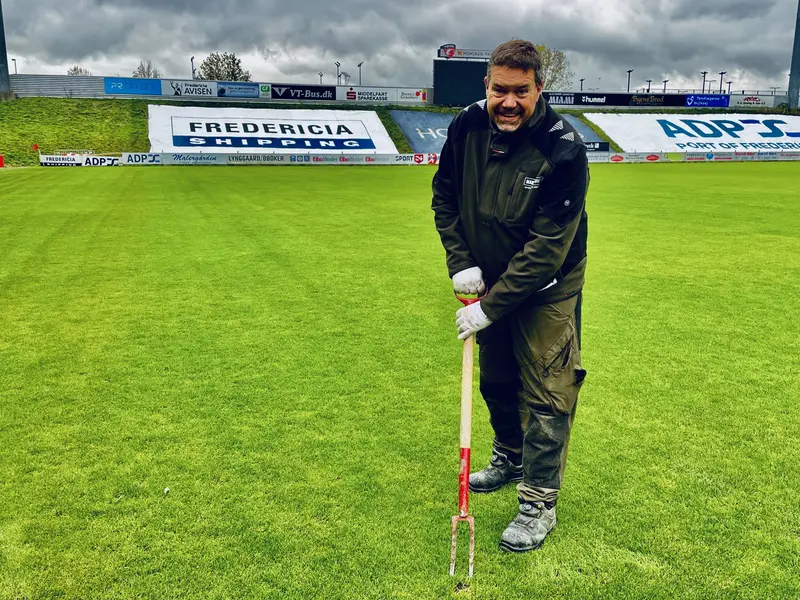 Henrik sørger for at byens fodboldstadion står snor lige