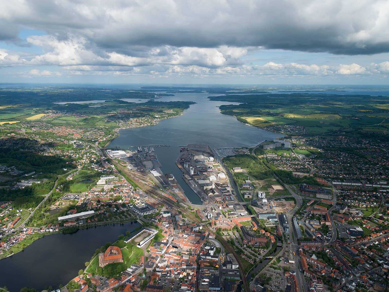 Olieforurening rammer Kolding Fjord – vinterbadere frarådes at dyppe sig