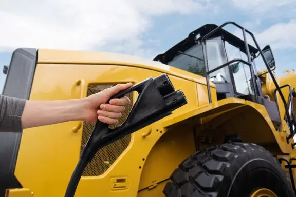 Ny analyse: Omstilling af arbejdsmaskiner fra diesel til el kan spare CO2 og menneskeliv