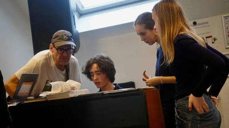 Shu-bi-dua medlem underviste skoleelever