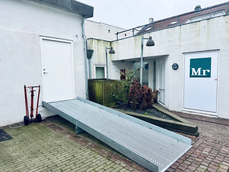 Bagdør smadret til tøjbutik i nat