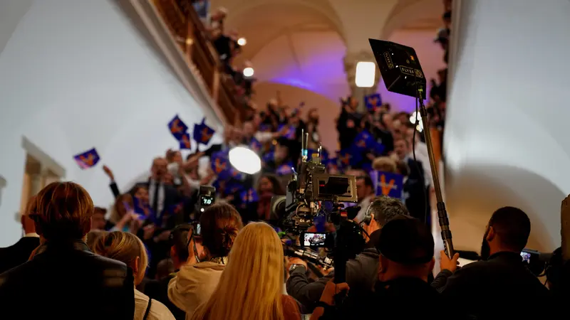 Trods tilbagegang ligger danske unges viden om samfund og demokrati stadig i top