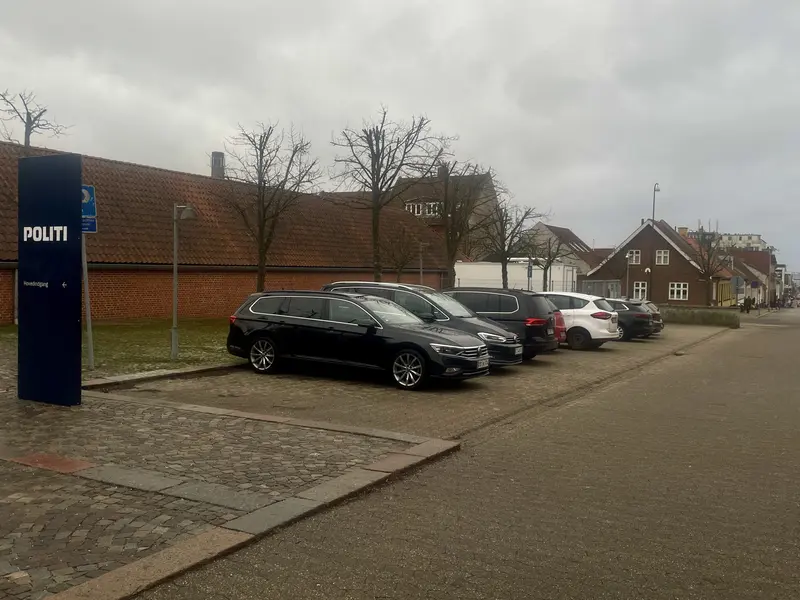 Løsladt mand blev sur og stjal politiets nummerplader