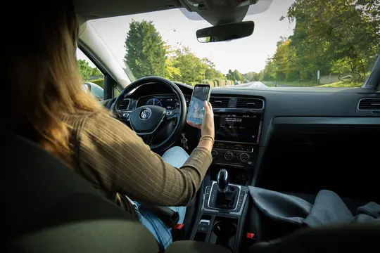 Unges mobilbrug bag rattet er et stigende problem