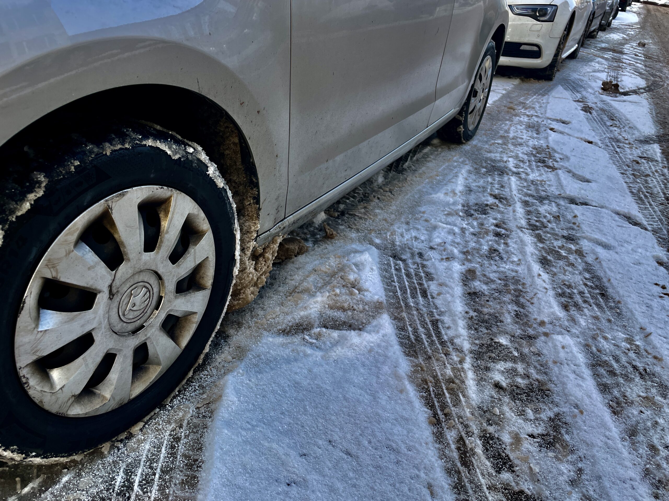 Polsk bil kørte ind i skilt og stak af