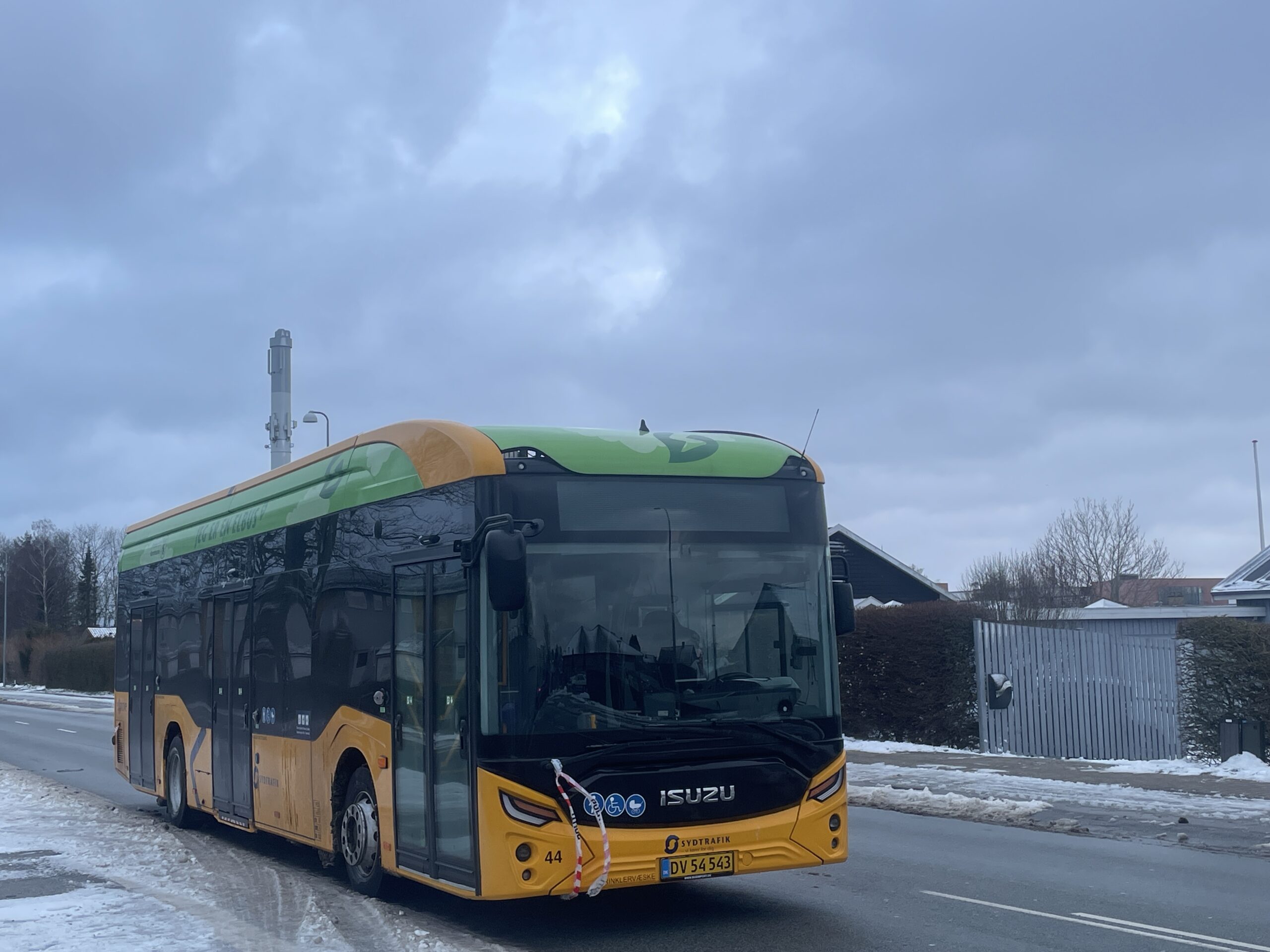 El-bus holder midt på vejen med politibånd