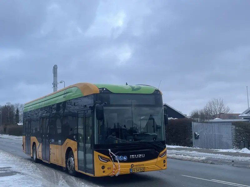 El-bus holder midt på vejen med politibånd