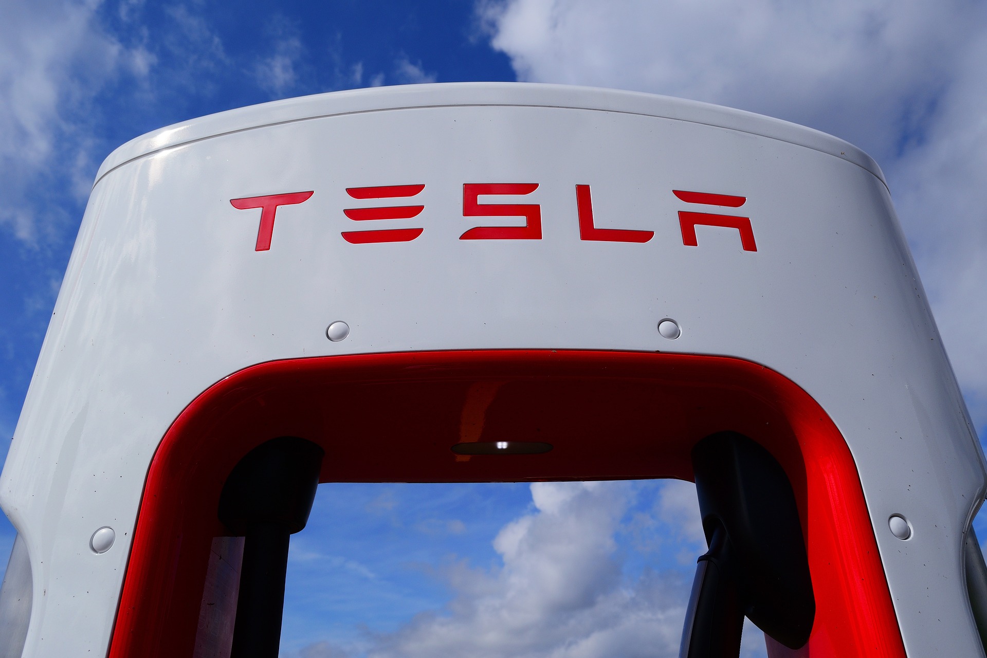 Tesla sænker priserne igen